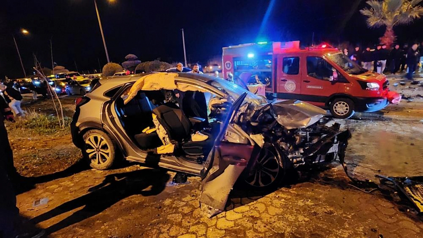 İki aracın kafa kafaya çarpıştığı feci kazada can pazarı: 3 ağır yaralı