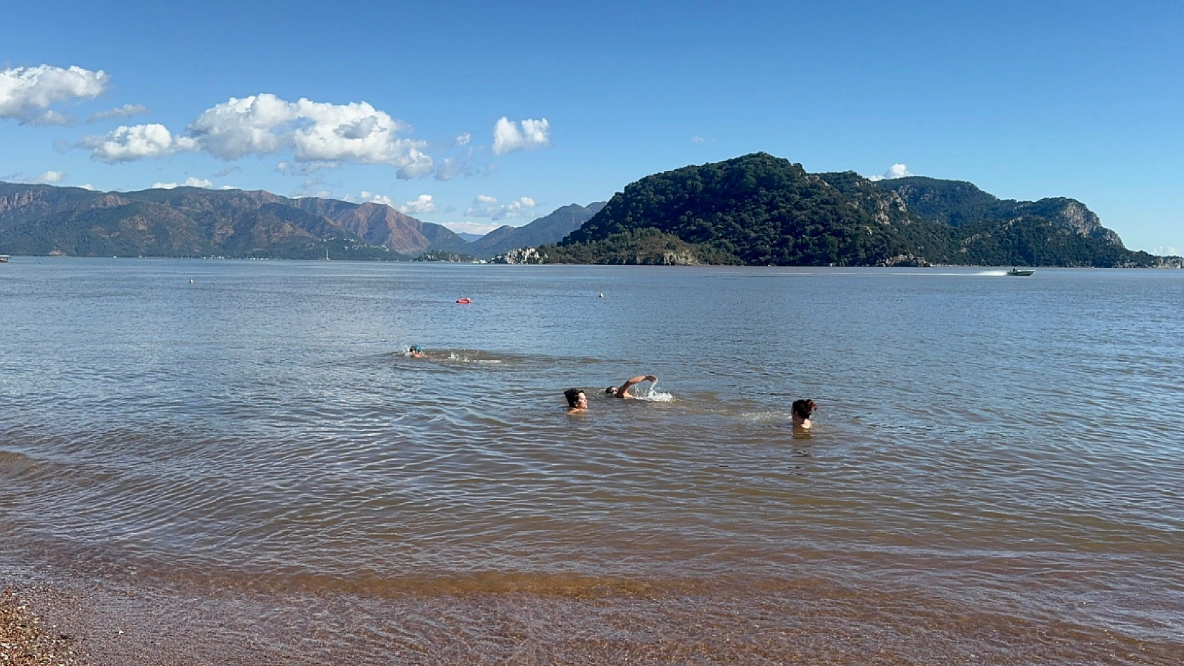 Marmaris'te dün sağanak yağış, bugün deniz keyfi