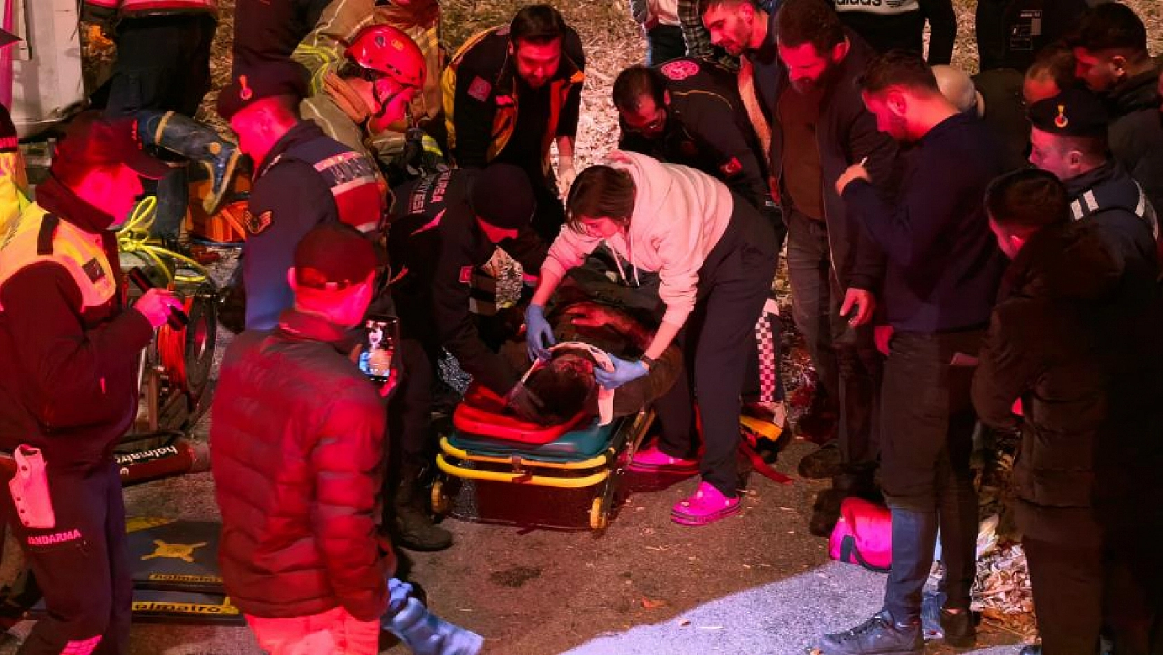 Talaş yüklü tır devrildi: Araçta sıkışan genç sürücü hayatını kaybetti