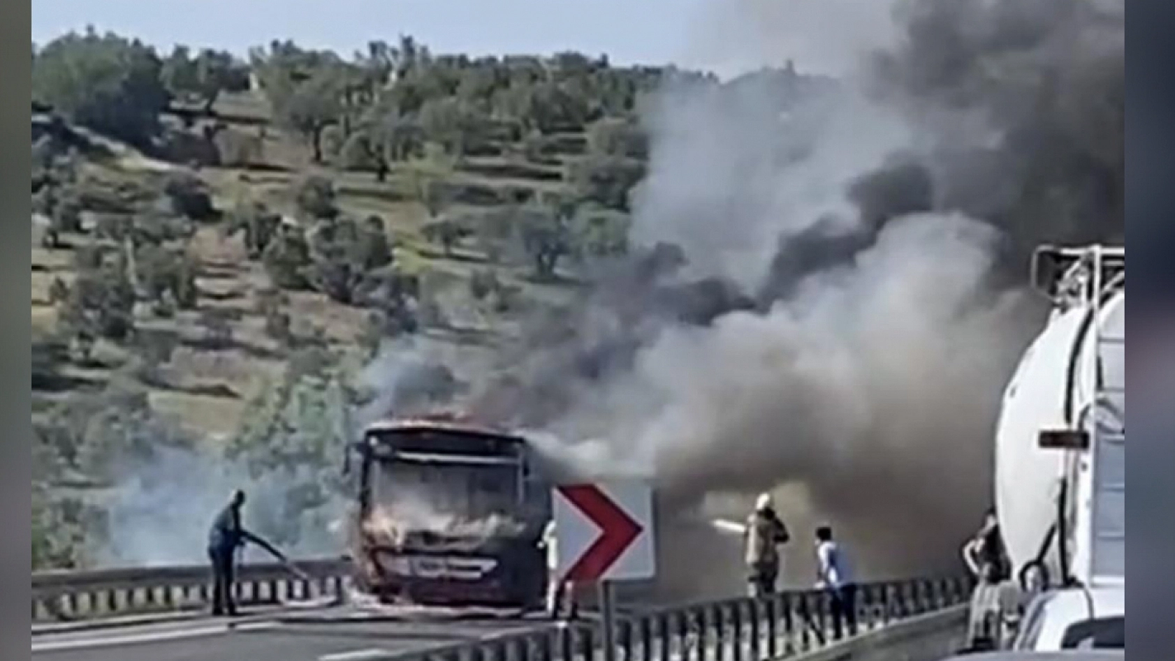 Belediye otobüsü alev alev yandı: Yolcular tahliye edildi