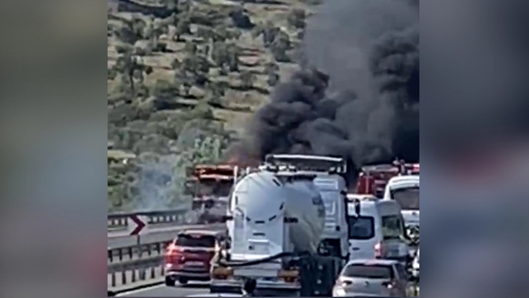 Belediye otobüsü alev alev yandı: Yolcular tahliye edildi