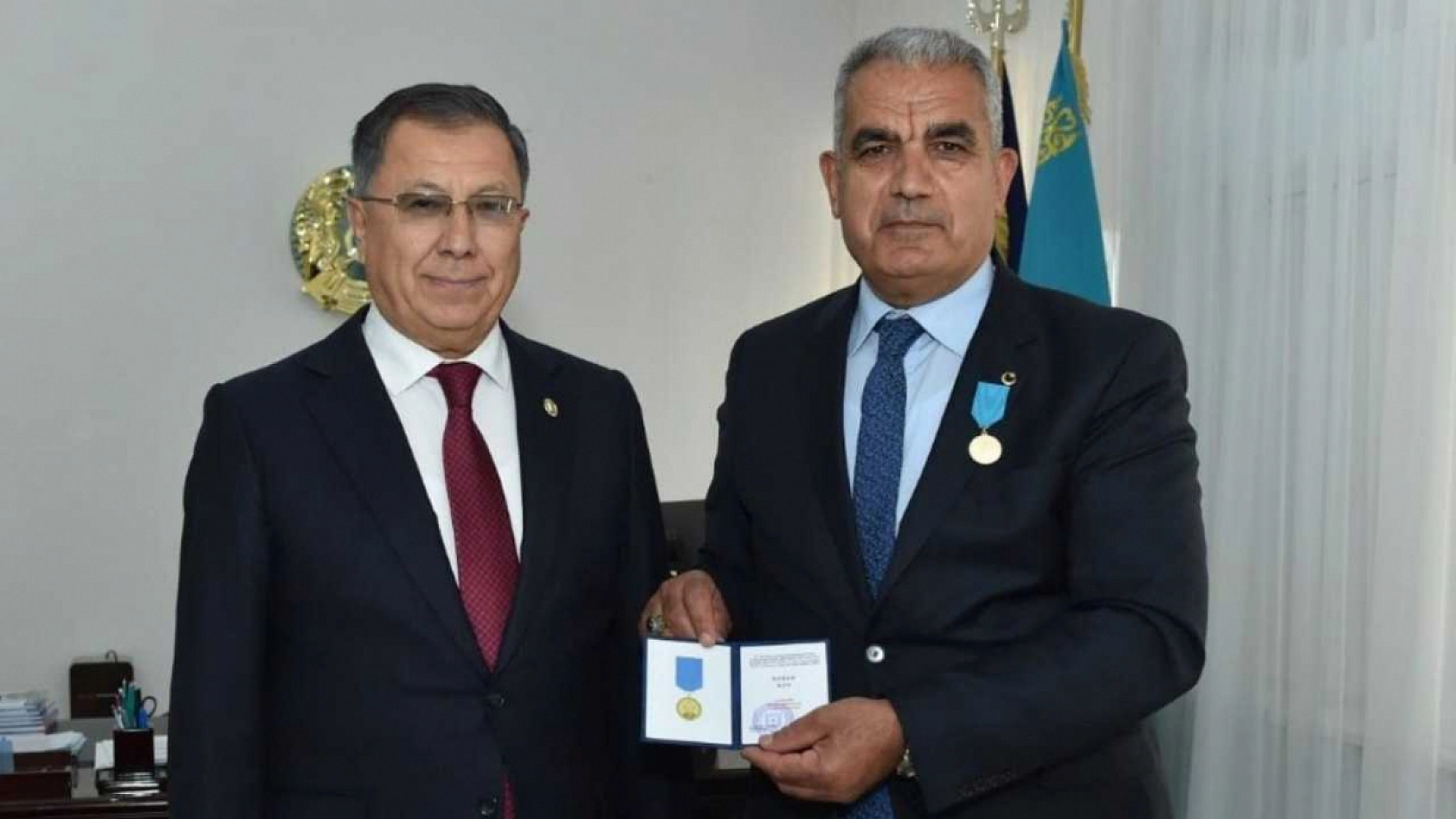 MSKÜ öğretim üyesi Prof. Dr. Koç'a Kazakistan'da 'Hizmet Nişanı' verildi