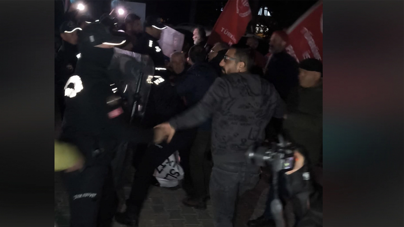 Fethiye'de gergin anlar: Polis, İmamoğlu'na destek için toplanan gruba müdahale etti