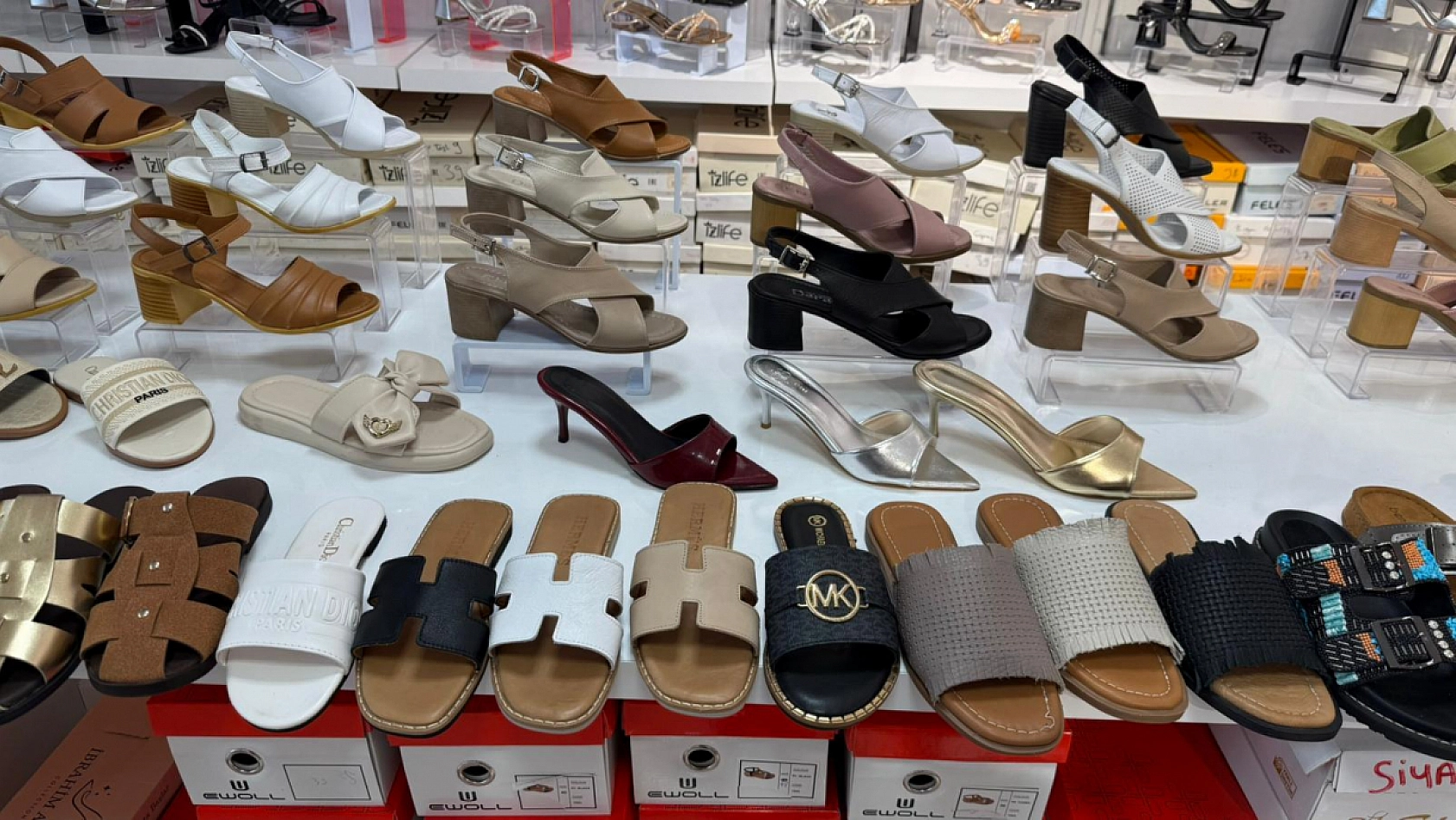 Fethiye'de Terlik Satışları Sezonu Kapattı: Yabancılar Deri Terliklere Yoğun İlgi Gösterdi