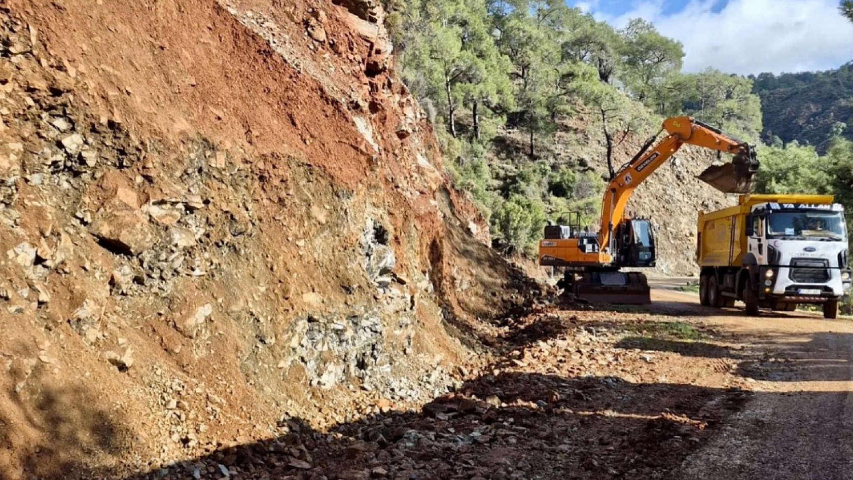 Fethiye'de yağış sonrası yollara düşen kaya ve topraklar için ekipler sahada