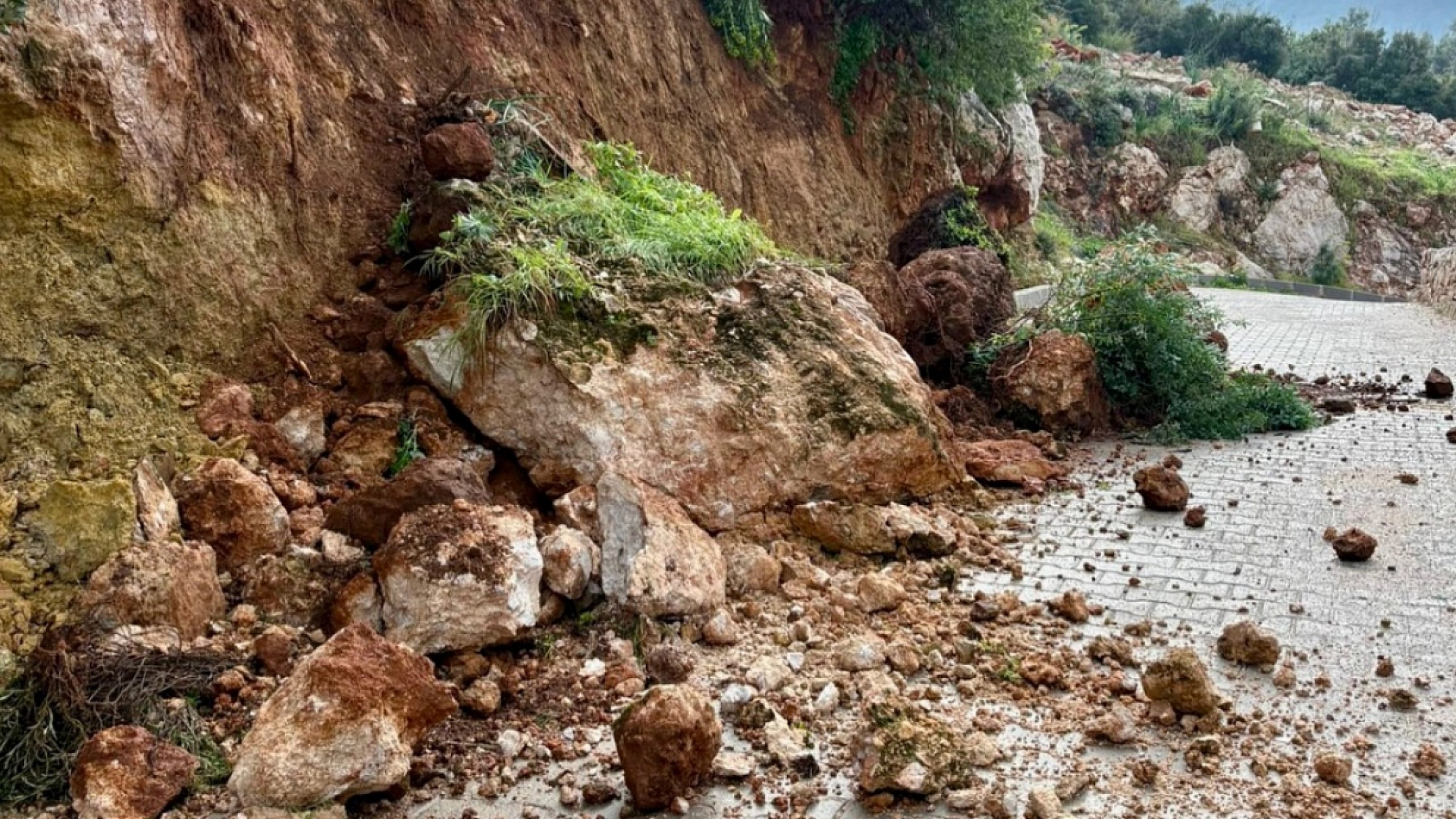 Fethiye'de yağış sonrası yollara düşen kaya ve topraklar için ekipler sahada