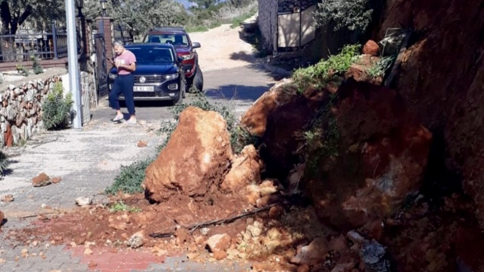 Fethiye'de yağış sonrası yollara düşen kaya ve topraklar için ekipler sahada