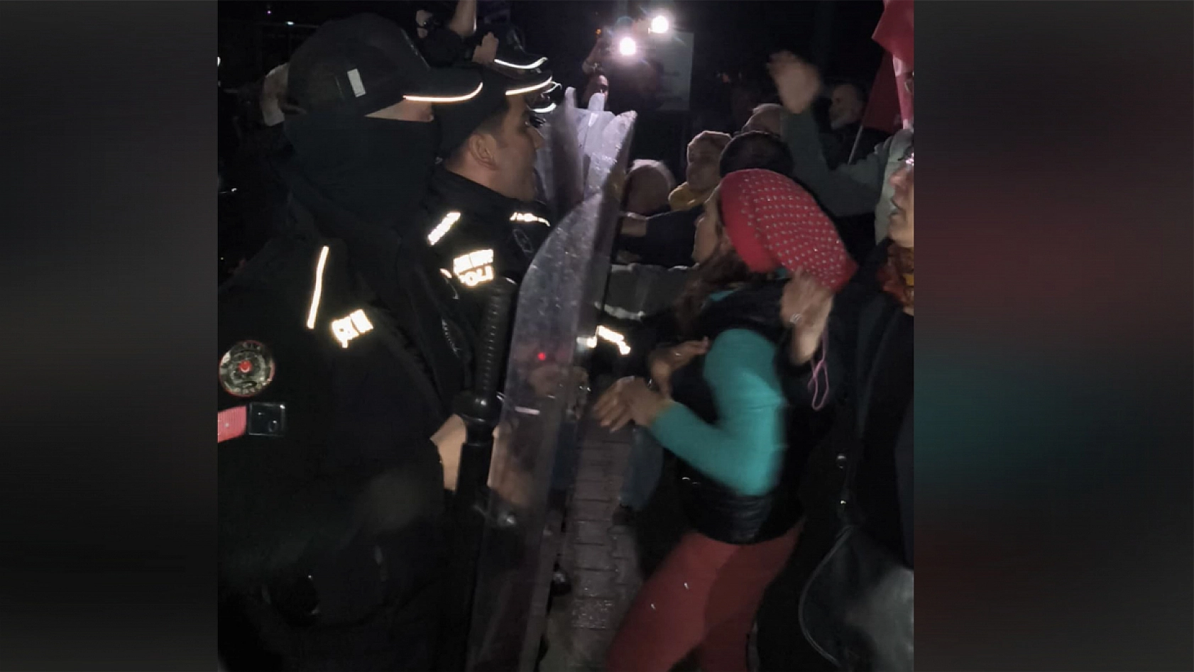 Fethiye'de gergin anlar: Polis, İmamoğlu'na destek için toplanan gruba müdahale etti