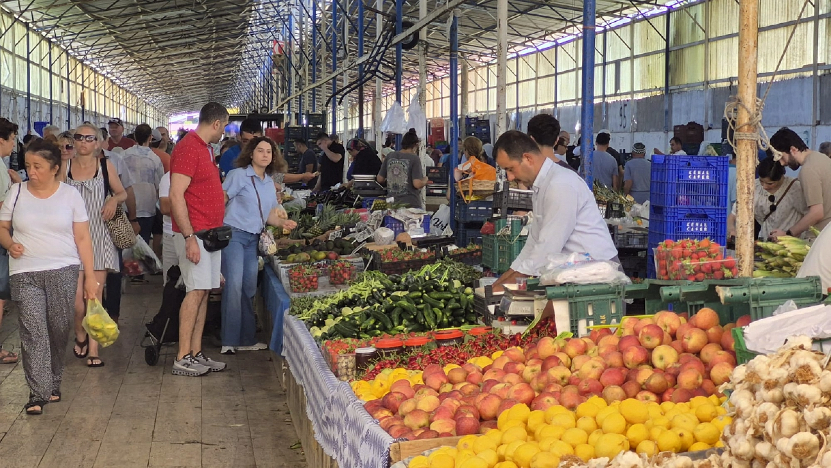 Fethiye Salı Pazarı'nda ürün bol, fiyatlar çok ucuz