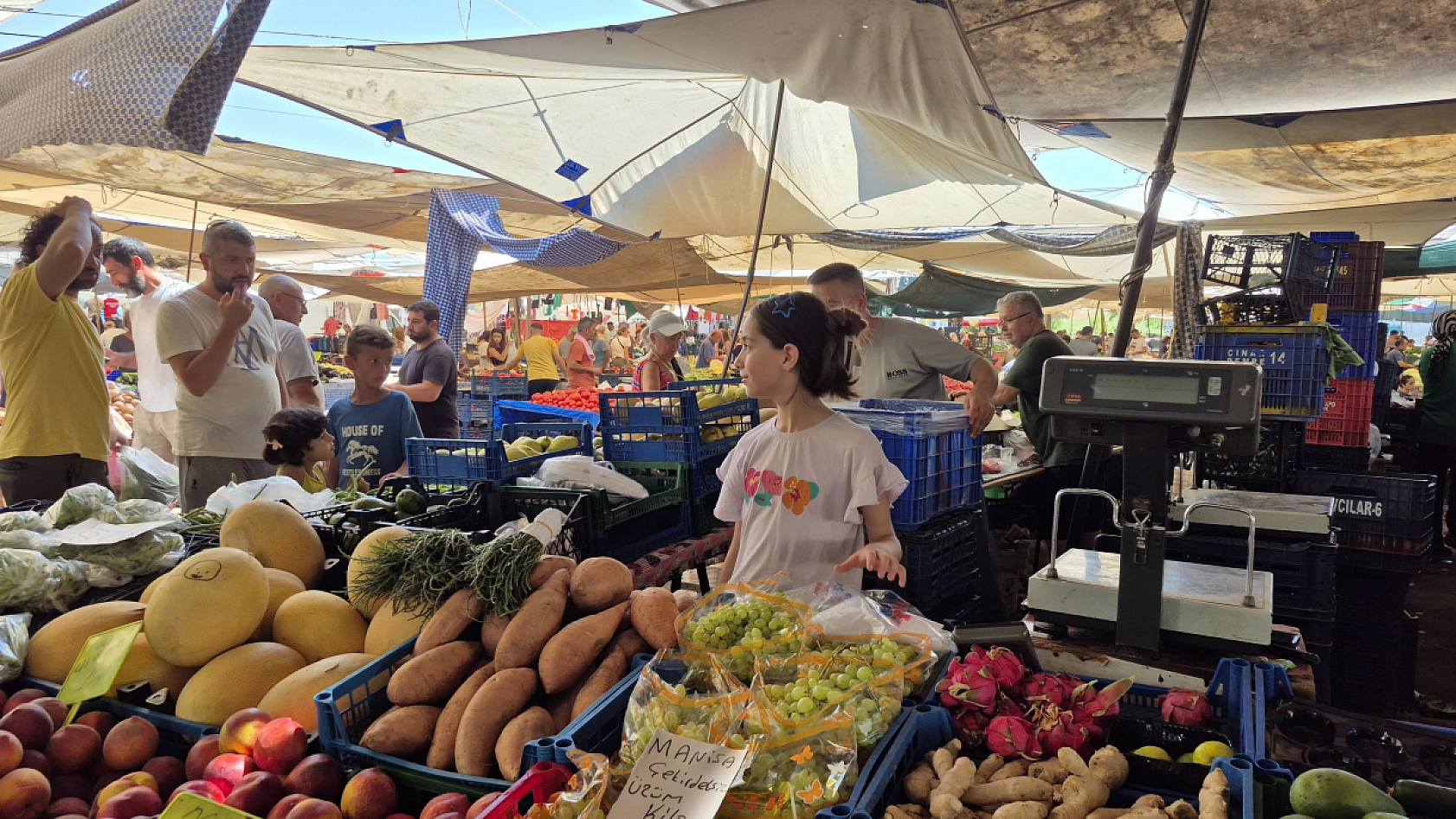 Fethiye Pazar Pazarı'nda babasına yardım ederek destek oluyor