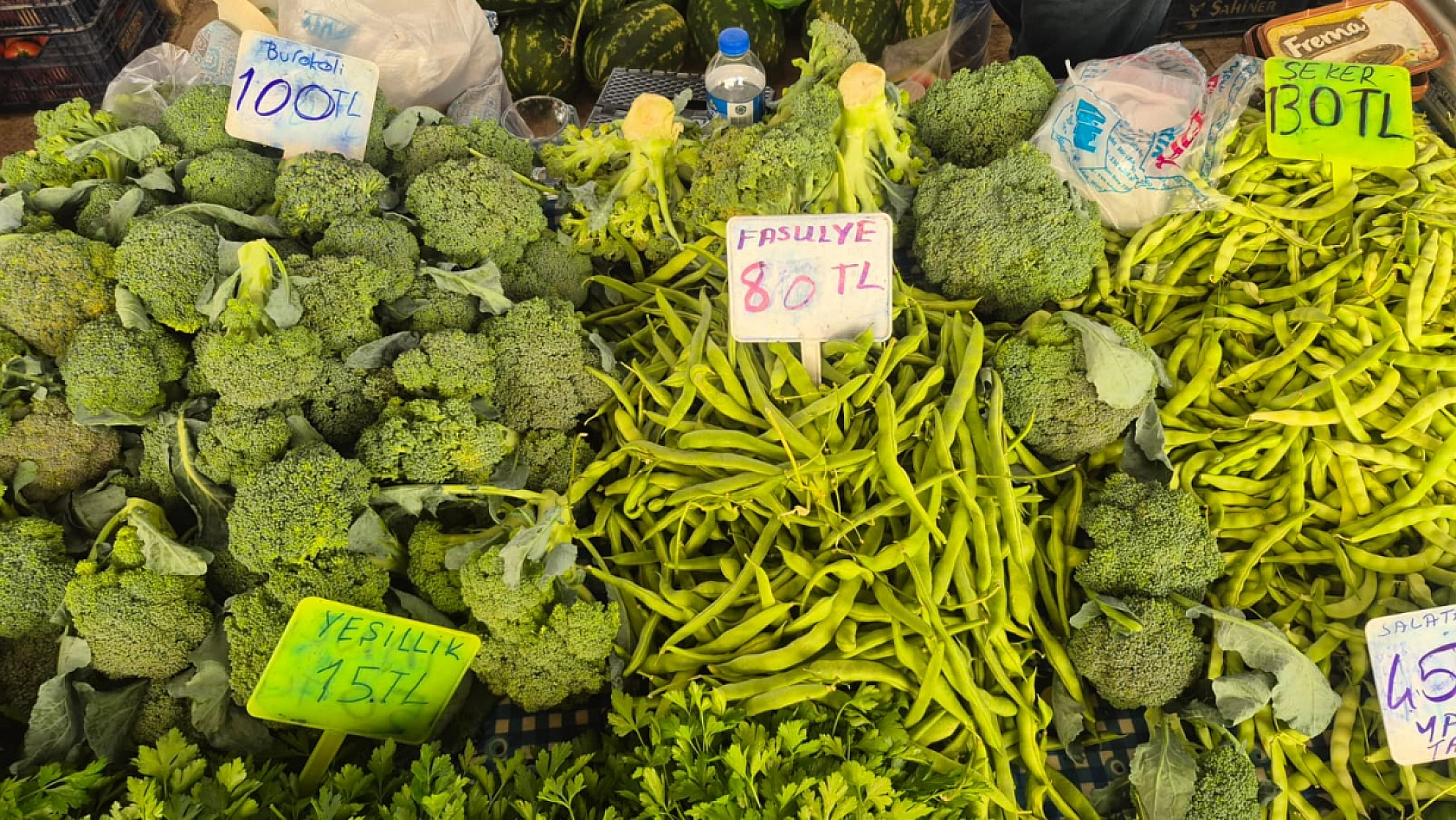 Fethiye'de Salı Pazarı Yoğunluğu: Tezgahlarda Renk Renk Ürünler