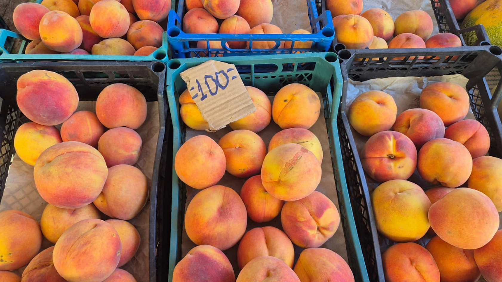 Fethiye'de Salı Pazarı Yoğunluğu: Tezgahlarda Renk Renk Ürünler