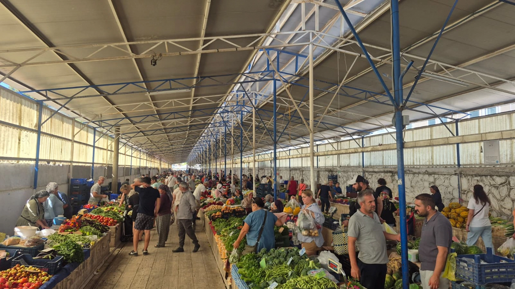 Fethiye'de Salı Pazarı Yoğunluğu: Tezgahlarda Renk Renk Ürünler