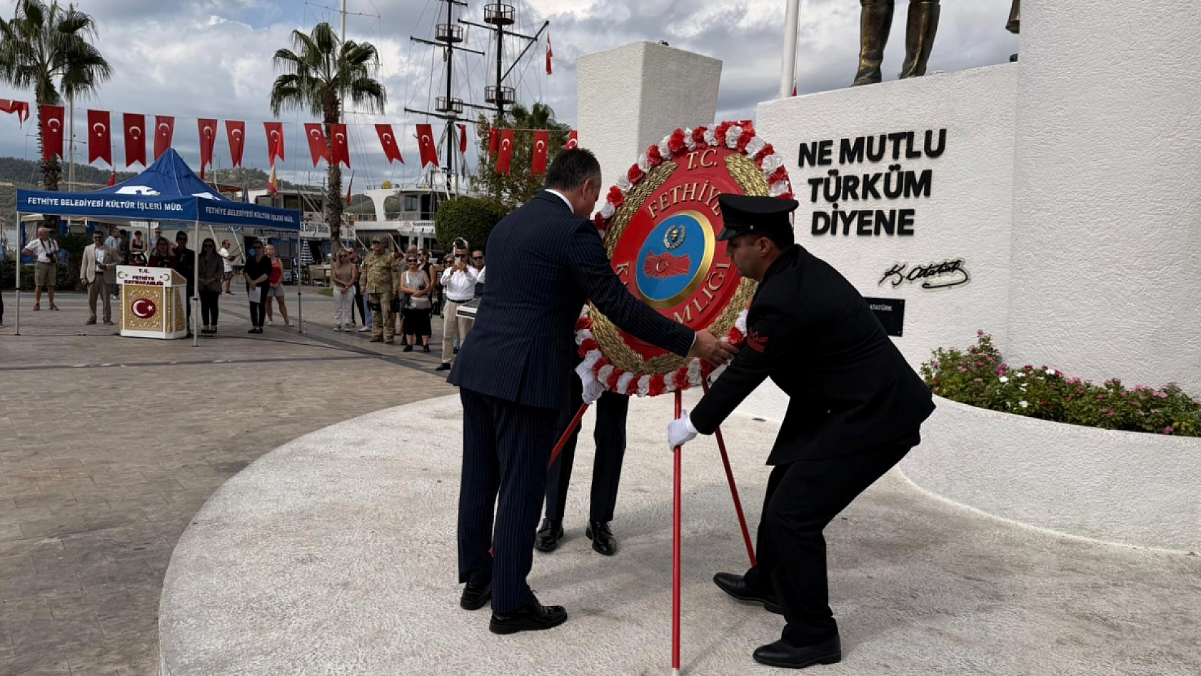 Fethiye'de Cumhuriyet Bayramı kutlamaları kapsamında Atatürk Anıtı'na çelenk sunuldu