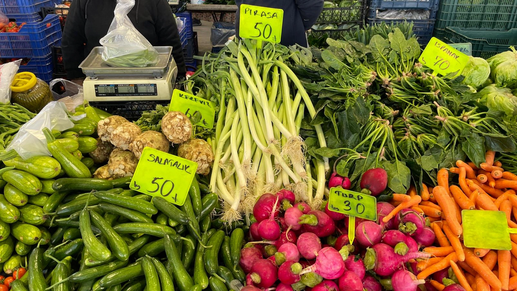 Fethiye Patlangıç Pazarı'nda vatandaşlar bütçelerine göre alışveriş yaptı