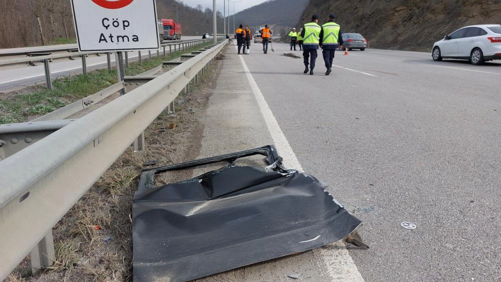 Kazada aracın kapısı yerinden çıktı, yola savrulan yolcu hayatını kaybetti
