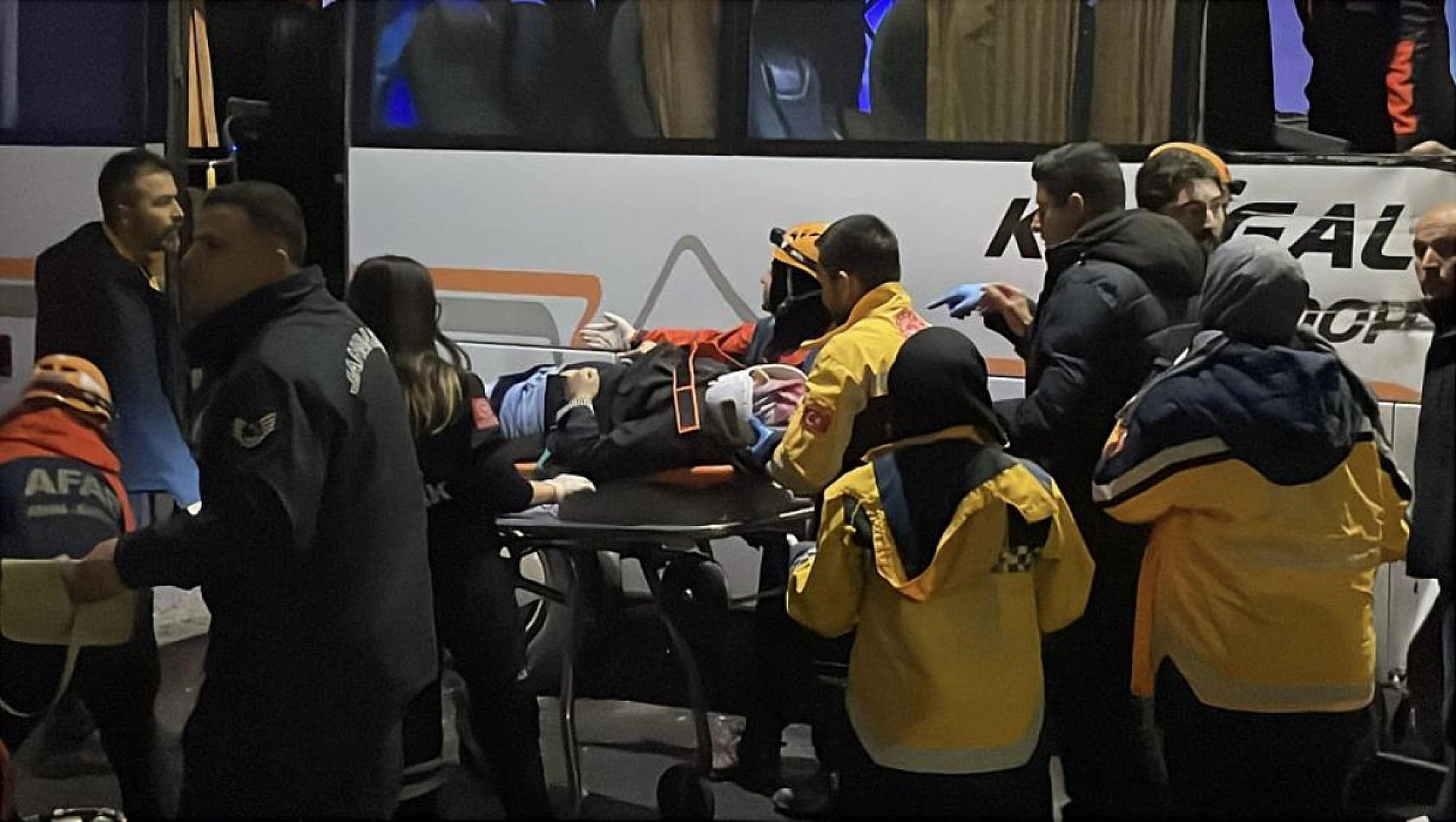 Midibüs tıra arkadan çarptı: 14 yaralı