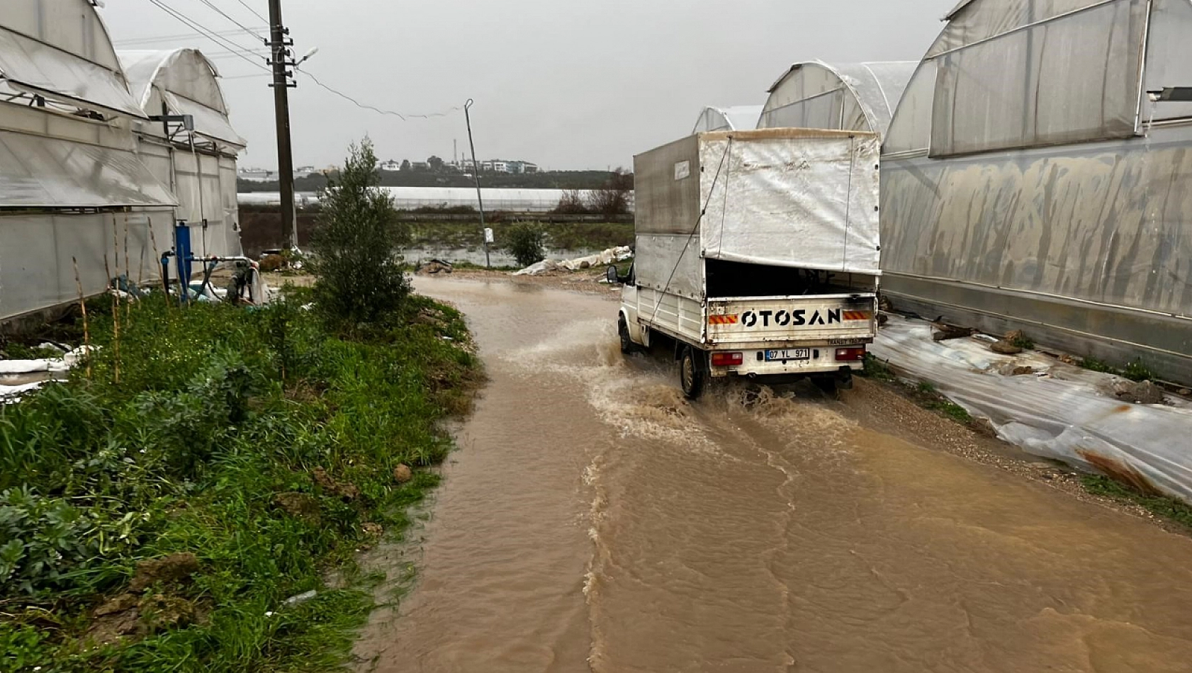 Sel ve hortum felaketi: Milyonluk tekneler parçalandı, 700 dönüm alanda seralar sular altında kaldı