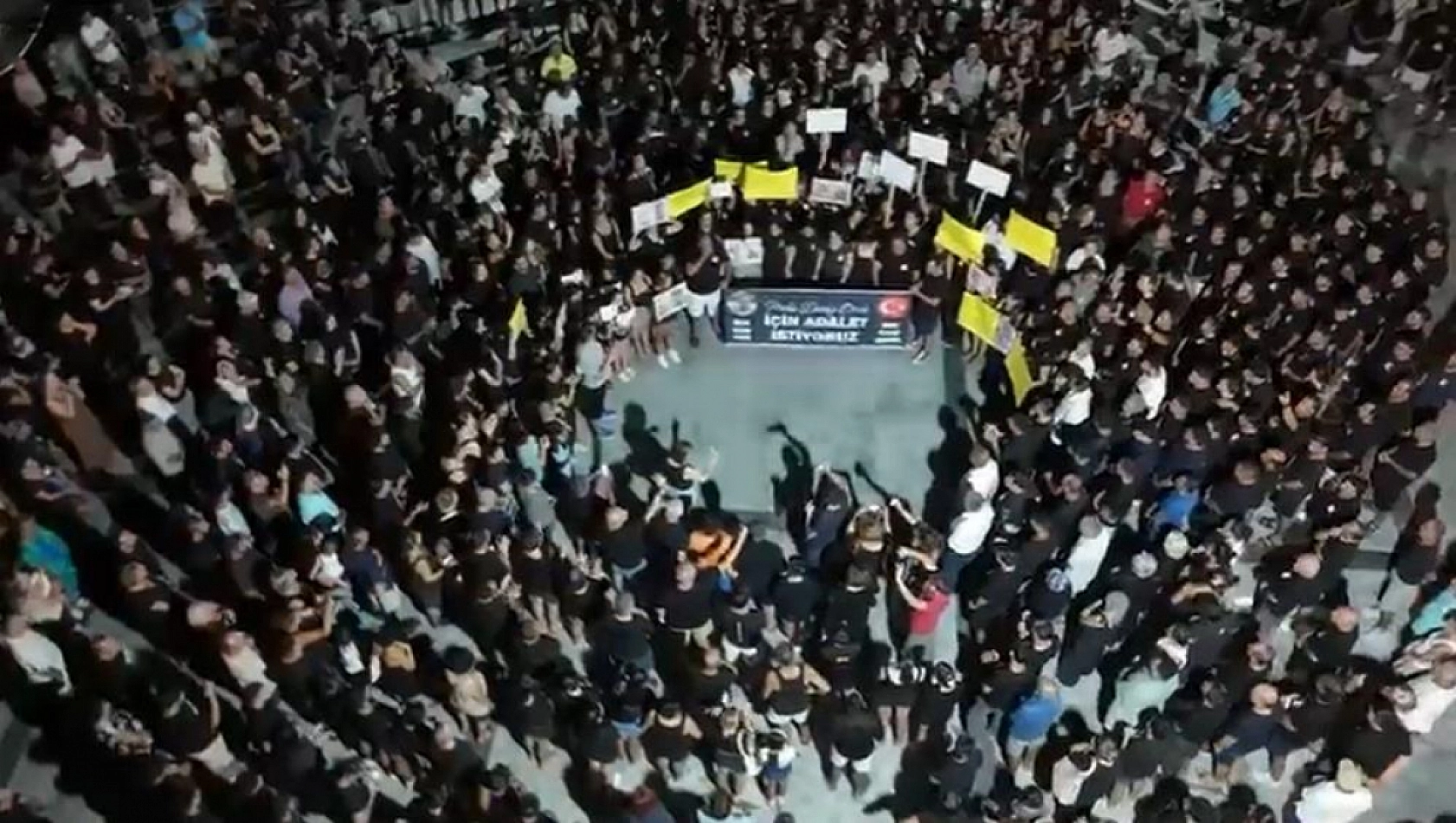 Marmaris'te Arda Deniz Onat İçin Sessiz Yürüyüş