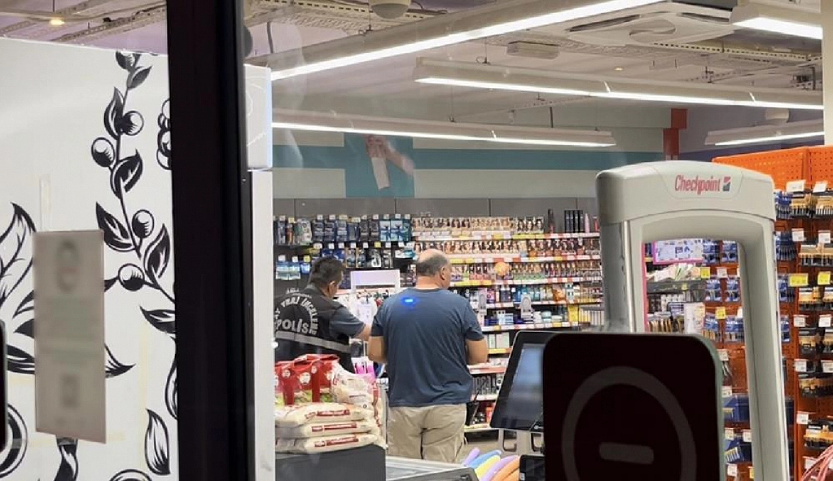 Markette 'Sen sapık mısın?' diyen kadını ve 14 yaşındaki kızı vurdu