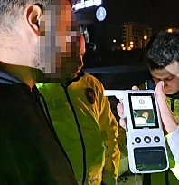 Alkollü sürücü kaza yaptı, yaralanan eşini suçladı: 'Eşimle kavga ettik, direksiyonu kırdı'