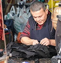 Fethiye'de 30 yıllık ayakkabı tamircisi Uysal: 'Teknoloji olsun ama gelenek kaybolmasın'