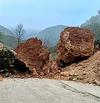 Fethiye'de yağış sonrası yollara düşen kaya ve topraklar için ekipler sahada
