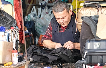Fethiye'de 30 yıllık ayakkabı tamircisi Uysal: 'Teknoloji olsun ama gelenek kaybolmasın'