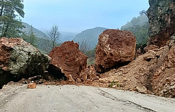 Fethiye'de yağış sonrası yollara düşen kaya ve topraklar için ekipler sahada