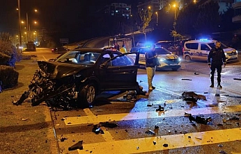 İki aracın kafa kafaya çarpıştığı feci kazada can pazarı: 3 ağır yaralı