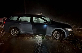 Marmaris'i sağanak yağış vurdu, araçlar suda mahsur kaldı