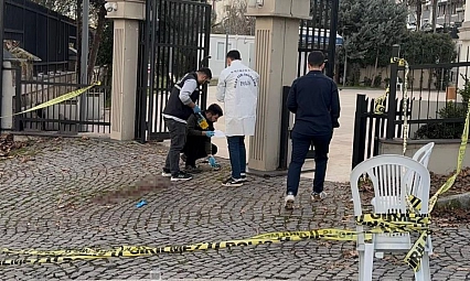 Ağabey, annesinin cenazesinde kardeşini silahla vurarak öldürdü