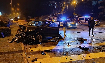 İki aracın kafa kafaya çarpıştığı feci kazada can pazarı: 3 ağır yaralı