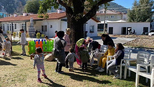 DEPREMZEDE ÇOCUKLAR PALYAÇO EŞLİĞİNDE EĞLENDİ