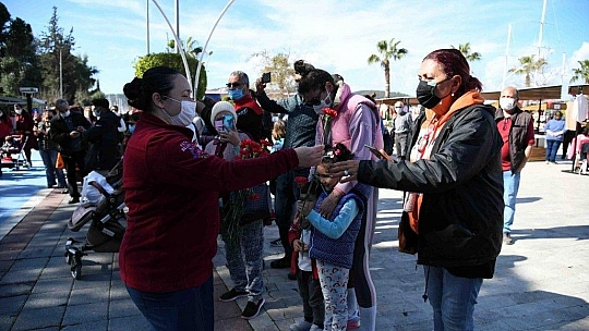 14 Şubat Sevgililer Günü Fethiye'de şarkılarla kutlandı