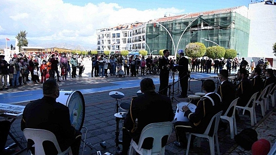 14 Şubat Sevgililer Günü Fethiye'de şarkılarla kutlandı