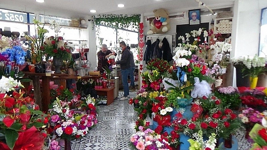 14 Şubat Sevgililer Günü'nde Bodrum'daki çiçekçiler, yoğun mesai yaptı.