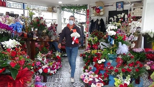 14 Şubat Sevgililer Günü'nde Bodrum'daki çiçekçiler, yoğun mesai yaptı.