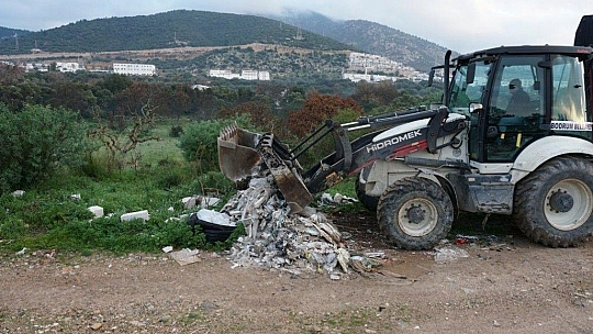 17 kamyon hafriyat ve çöp toplandı