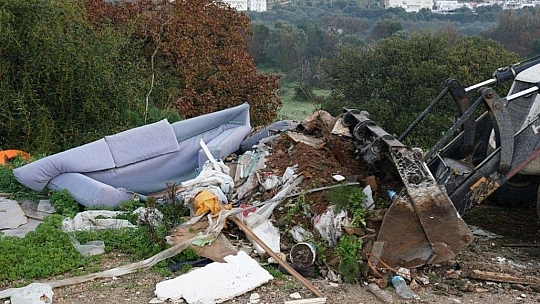 17 kamyon hafriyat ve çöp toplandı