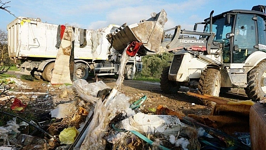 17 kamyon hafriyat ve çöp toplandı