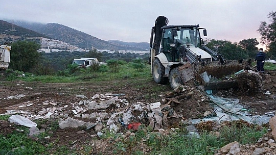 17 kamyon hafriyat ve çöp toplandı