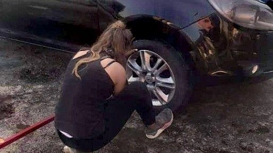 18 yaşındaki Duygu, lastik tamir edip, balans ayarı yapıyor