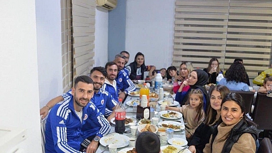 Futbolcular, akşam yemeğinde bir araya geldi