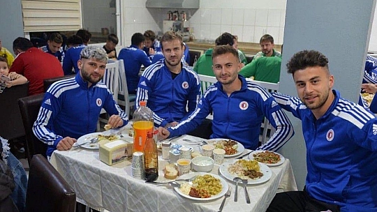 Futbolcular, akşam yemeğinde bir araya geldi