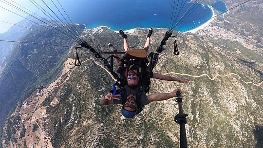 GÖKYÜZÜNDE SAZ ÇALIP SÖYLEDİ