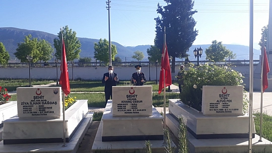 Vali Orhan Tavlı, Ramazan Bayramında Şehitlikleri Ziyaret Etti