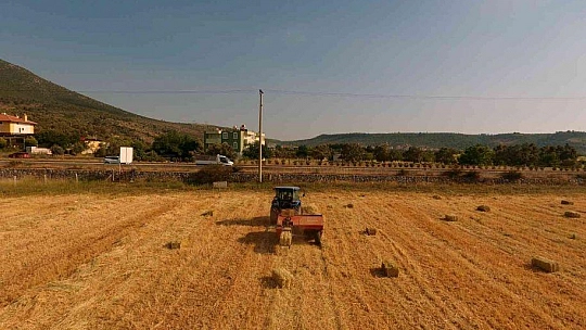 70 kadın üreticiye 700 saman balyası dağıtıldı