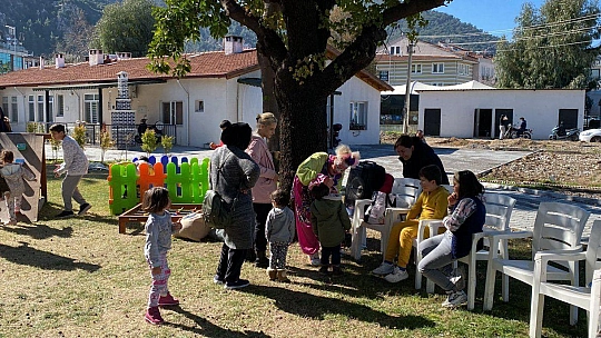 DEPREMZEDE ÇOCUKLAR PALYAÇO EŞLİĞİNDE EĞLENDİ