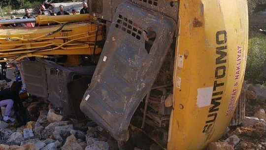 İŞ MAKİNASI AŞAĞI DÜŞTÜ 1 KİŞİ HAYATINI KAYBETTİ